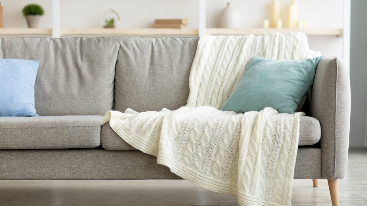 5 maneiras CHARMOSAS para você usar mantas no sofá