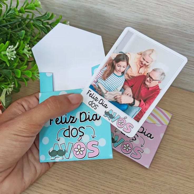 Envelope personalizado com foto de avós e netos e mensagem